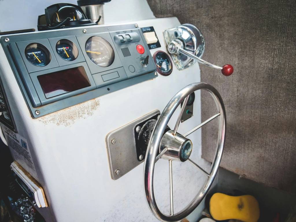 Les erreurs fréquentes avec l’huile de direction hydraulique en navigation de plaisance